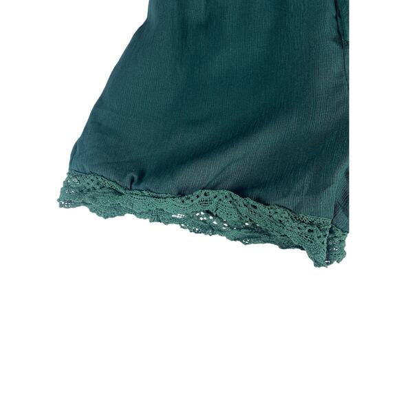 Lightweight women's Green shorts size medium - Picture 4 of 5